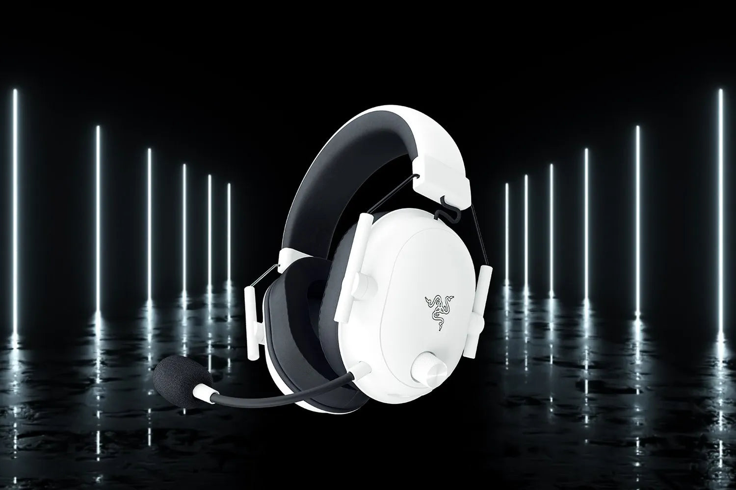 Razer BlackShark V2 HyperSpeed Wireless + Bluetooth Gaming Headset - White.
